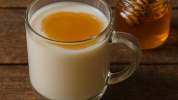Mleko z miodem i masłem – najlepszy sposób na przeziębienie? Przepis