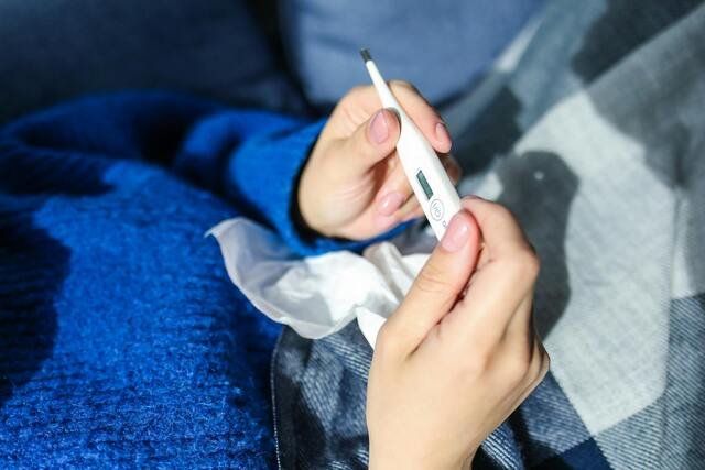 Grypa a przeziębienie – jak je rozpoznać i jak się leczyć ziołami?