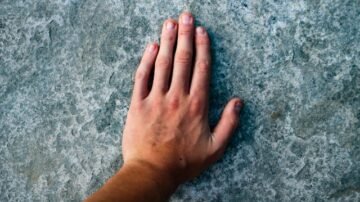 Ból lewej ręki – przyczyny, które warto znać