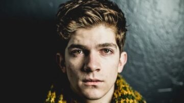 Swędzenie uszu – co oznacza? Przyczyny swędzenia ucha