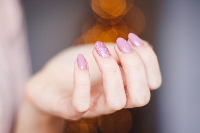 Złamany palec u stopy i u ręki – jak rozpoznać uraz?
