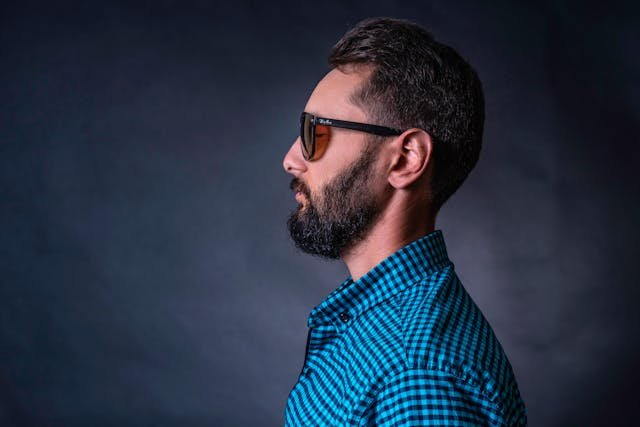 Ten znak na uchu to pierwszy objaw zawału – nie lekceważ go