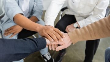 Znaki ostrzegawcze alkoholizmu: kiedy i gdzie szukać pomocy?